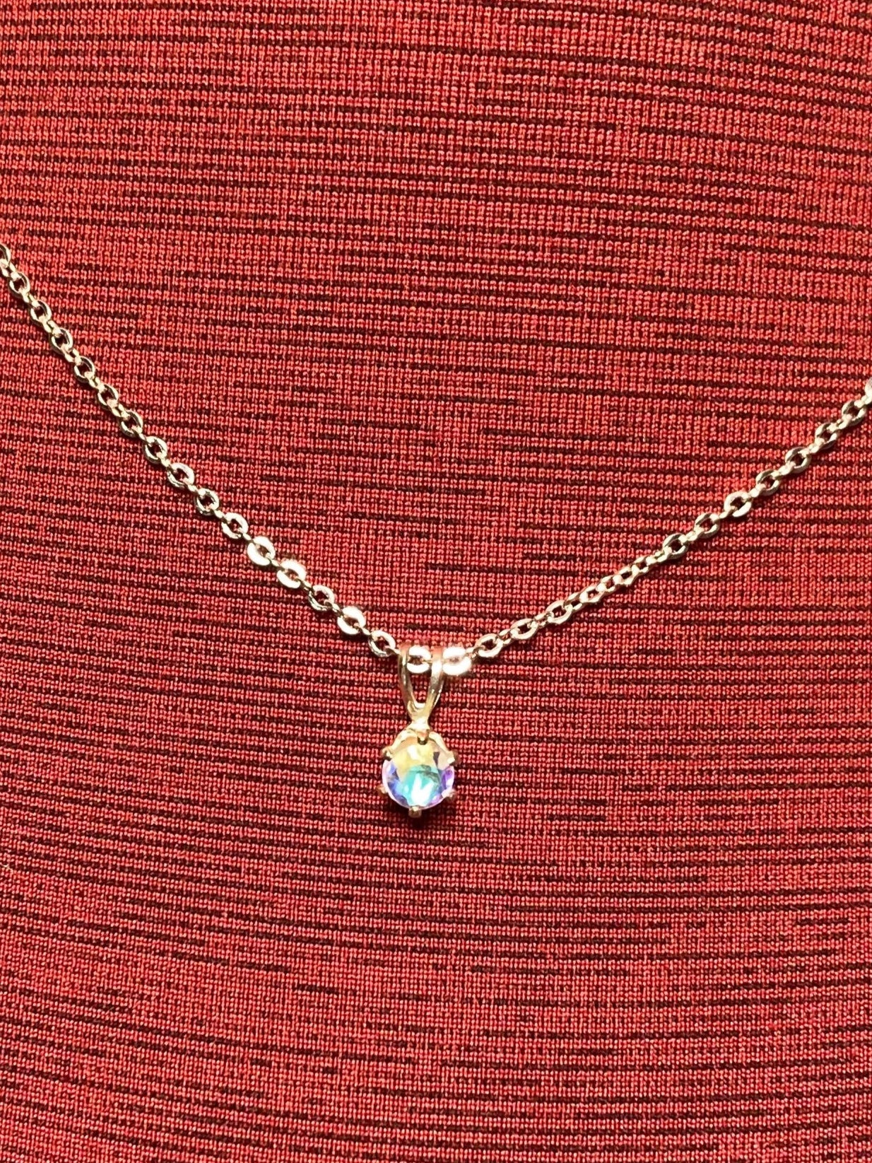 Vintage faux topaz pendant, sweet lemony, faux topaz, brilliant cut rhinestone on a 18 inch shiny silver tone brilliant cut chain.