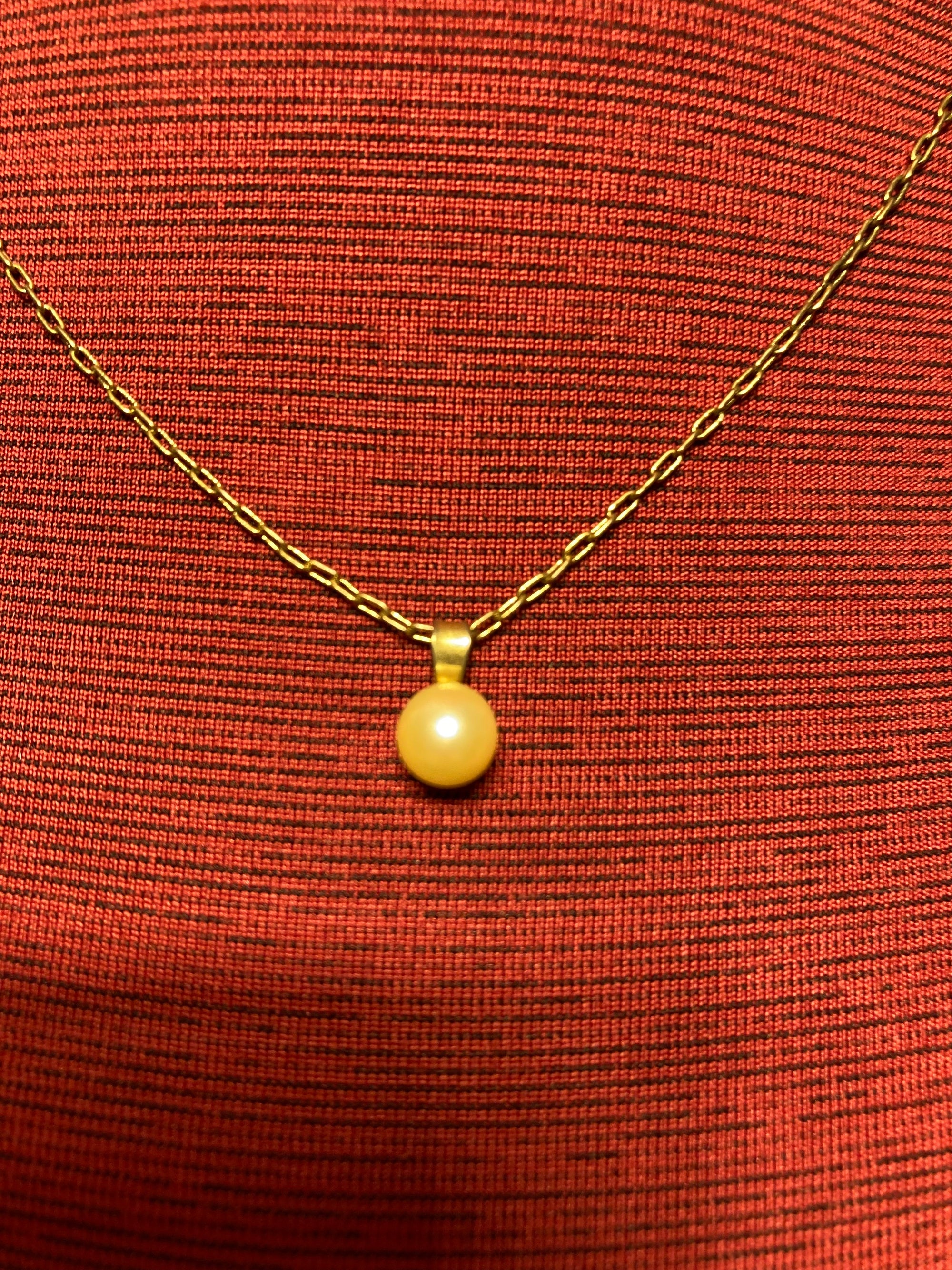 Vintage Avon, delicate pearl necklace and gold tone, chain 18 inch length