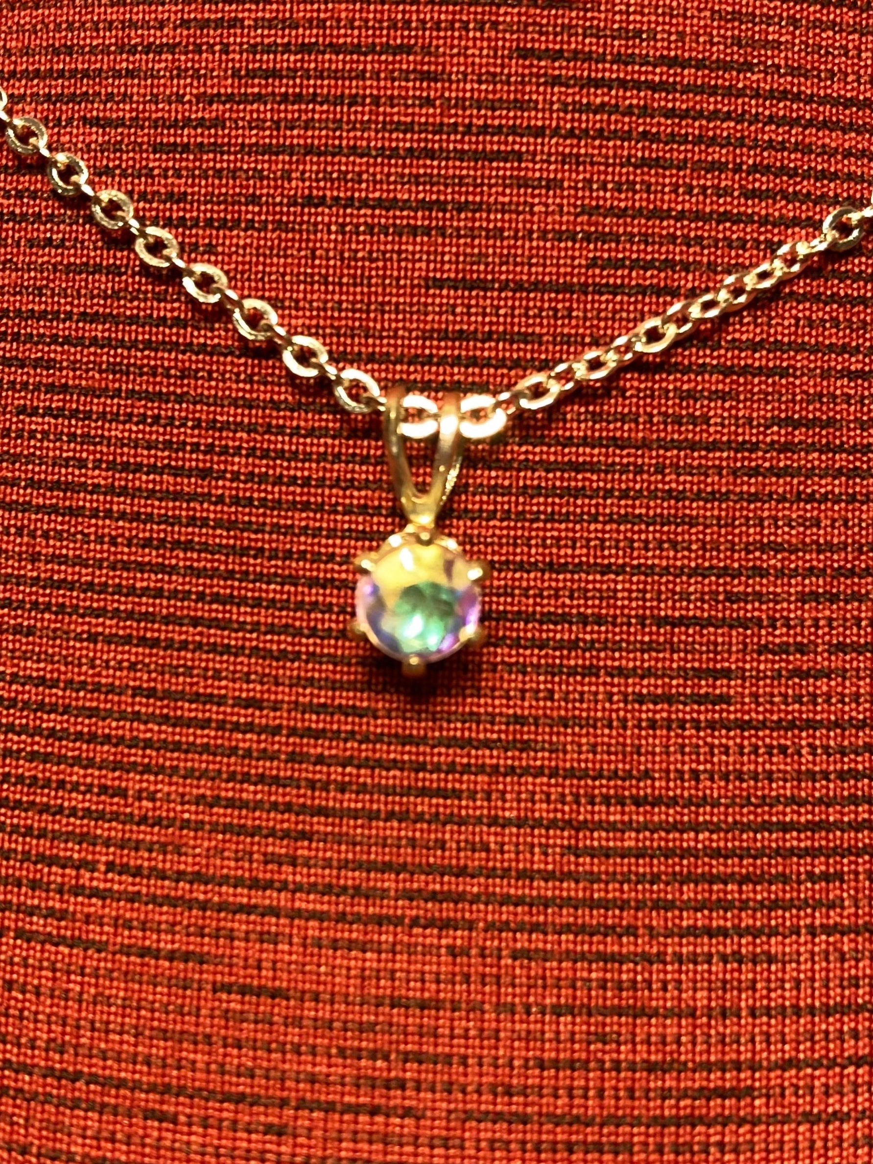 Vintage faux topaz pendant, sweet lemony, faux topaz, brilliant cut rhinestone on a 18 inch shiny silver tone brilliant cut chain.