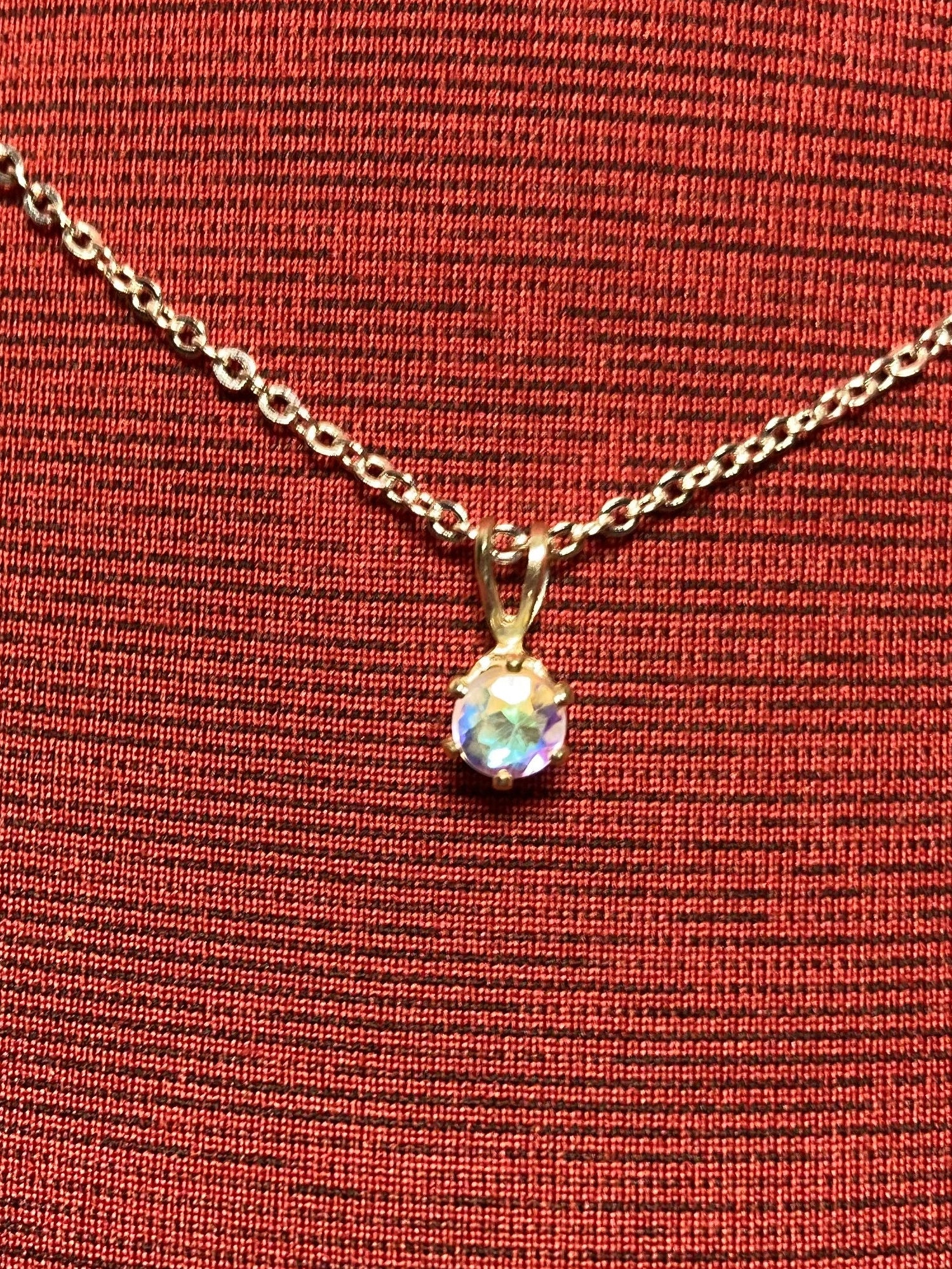 Vintage faux topaz pendant, sweet lemony, faux topaz, brilliant cut rhinestone on a 18 inch shiny silver tone brilliant cut chain.